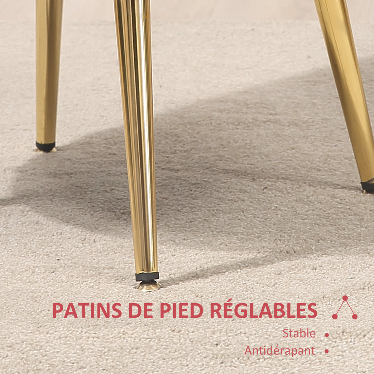 Fauteuil en velours, forme coquillage avec pieds en métal doré, rouge