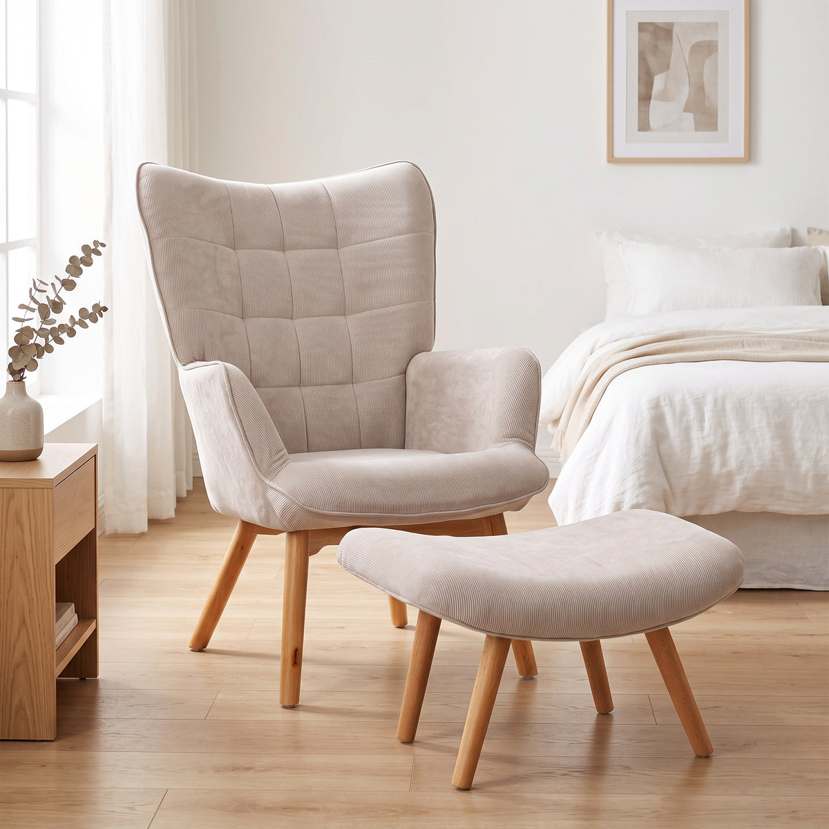 Fauteuil avec repose pied, pieds en bois et tissu aspect velours